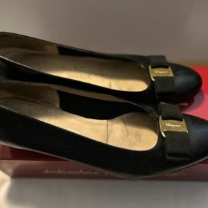 Salvatore Ferragamo Classic Navy Blue leather bow pump 9M 1.2heel